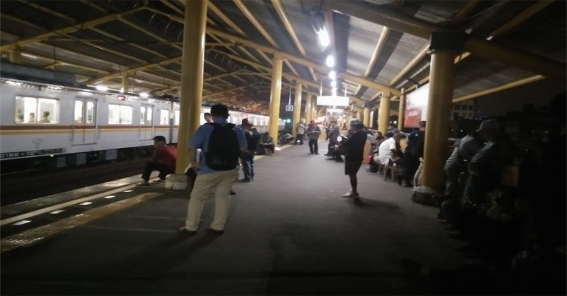 Gangguan Listrik, Penumpang KRL Terlantar di Stasiun Gondangdia
