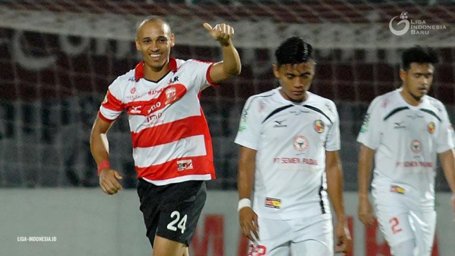 Madura United Batalkan Kontrak Peter Odemwingie, Ini Penyebabnya