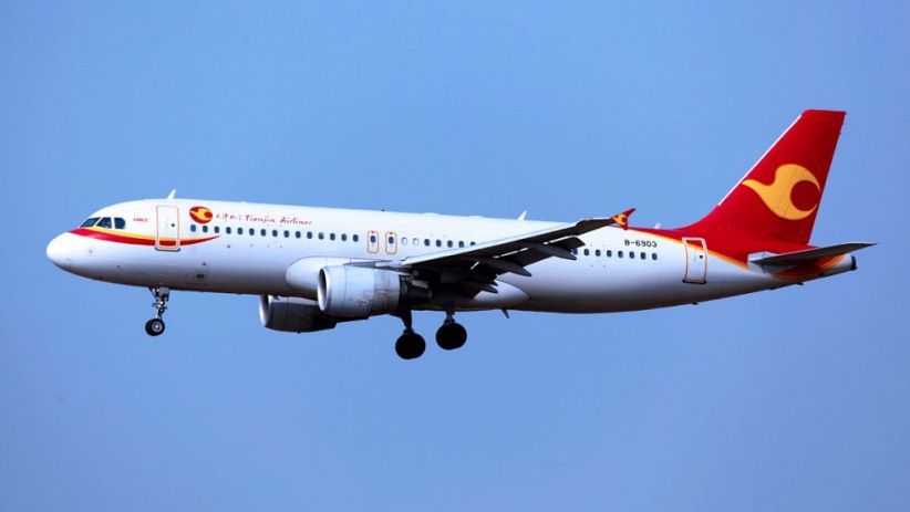 Pesawat Mendarat Darurat akibat Badai Es, Jendela dan Hidungnya Rusak