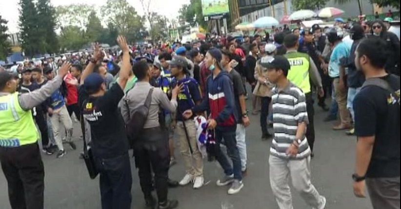 Suporter Sepak Bola Rusuh Usai Laga Persibas Vs PSCS di Purwokerto