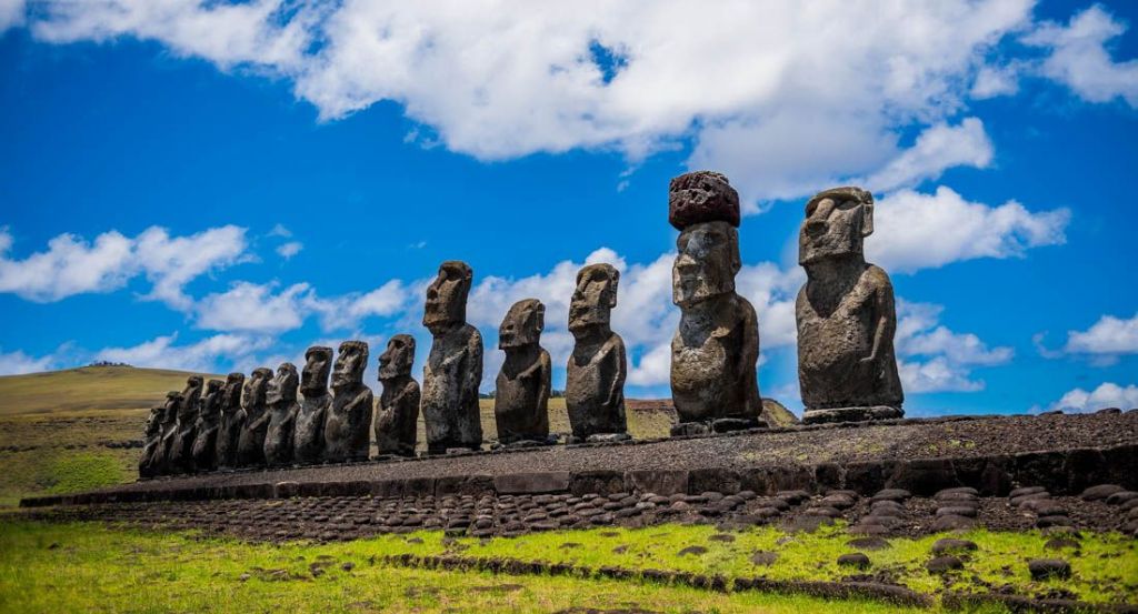 Cile Batasi Turis yang Kunjungi Patung Batu Raksasa di Easter Island