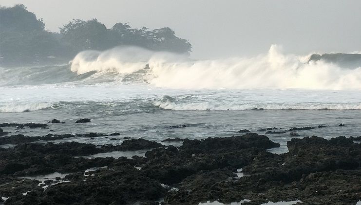 Gelombang Tinggi, Nelayan Rancabuaya Garut Enggan Melaut