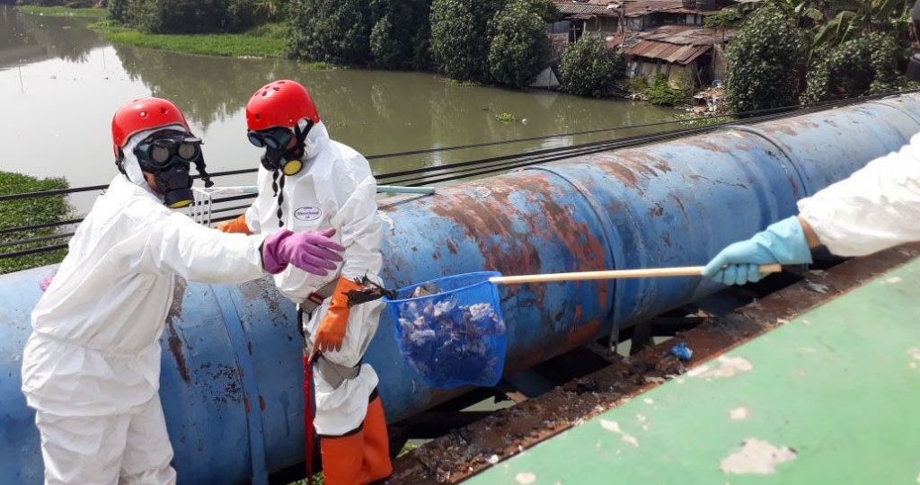 2 Jam Bersih-Bersih, Warga Temukan 500 Kg Popok Bayi di Kali Surabaya
