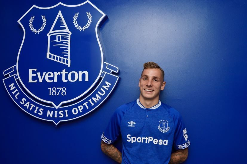 Tinggalkan Barcelona, Lucas Digne Resmi Berseragam Everton