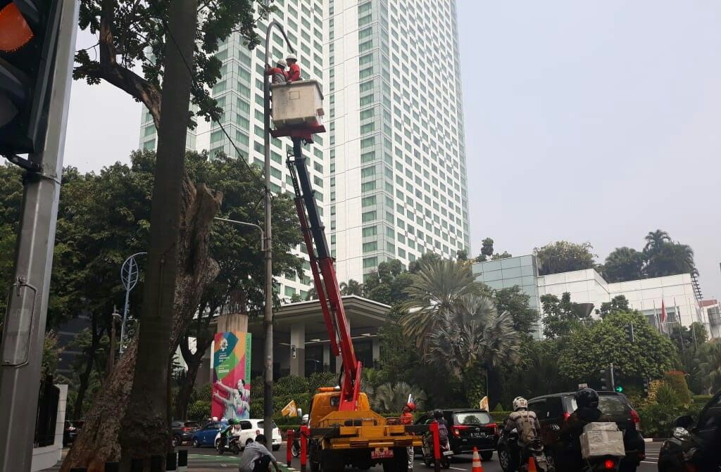 Dikecam Netizen, Pemprov Pindah 14 Tiang Listrik di Jalur Sepeda GBK