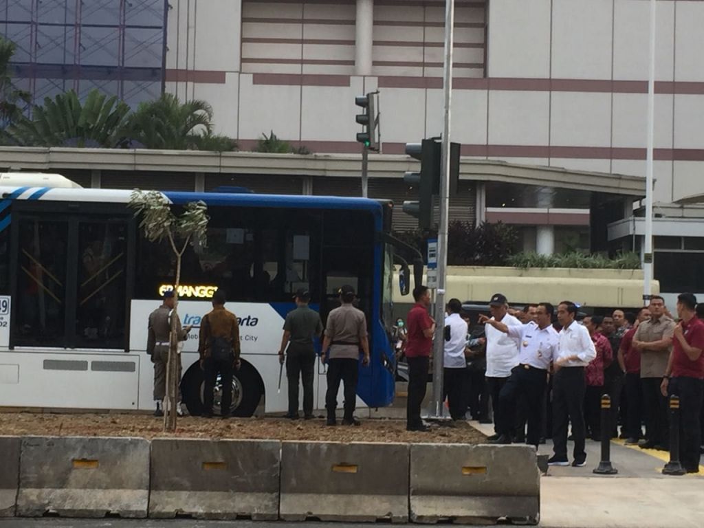 Tinjau Penataan MH Thamrin Bareng Anies, Jokowi Puji Pelican Crossing