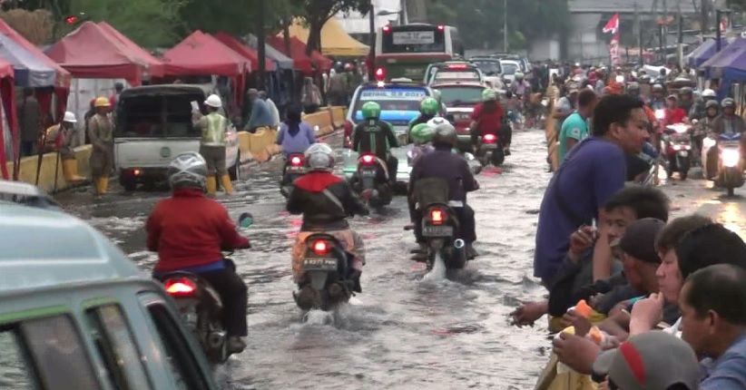 Pipa PAM Bocor, Jalan di Tanah Abang Digenangi Air Setinggi 30 Cm