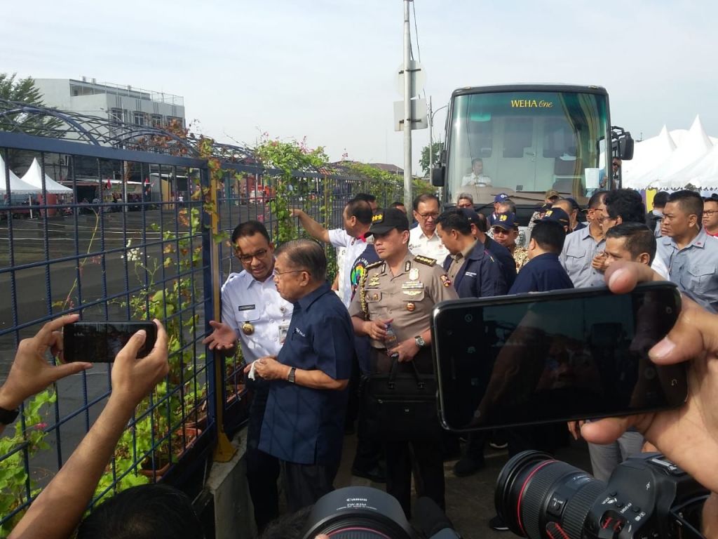 Bareng JK di Tepi Kali Item, Anies: Yang Masih Bau Itu di Medsos