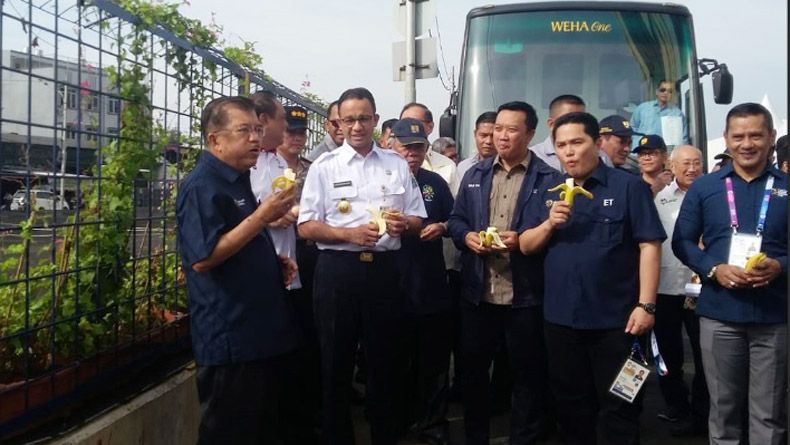Kompaknya JK dan Anies Makan Pisang di Tepi Kali Item Kemayoran 