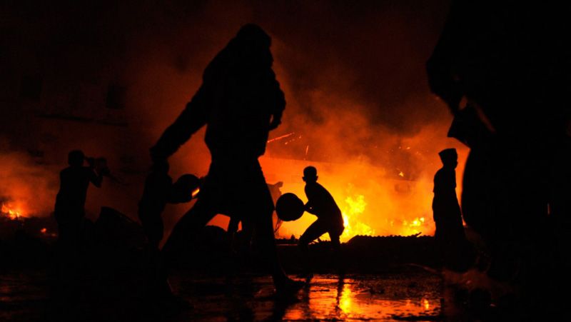 Gudang Limbah Plastik dan Kertas di Karawang Ludes Terbakar