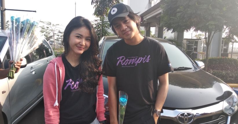 Adinda Azani dan Arbani Yasiz Bagi-Bagi Bunga di Okezone Run with Idol