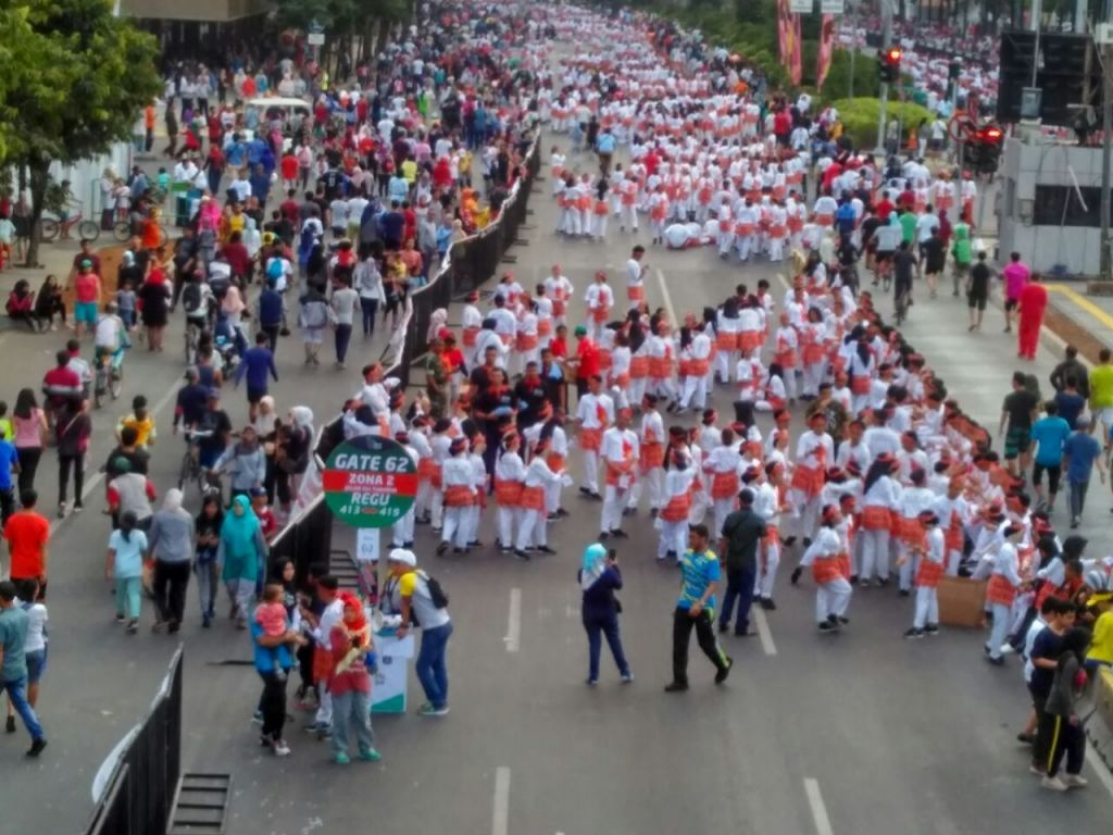 Pecahkan Rekor Dunia Senam Poco-Poco, Jokowi Pimpin 65.000 Peserta