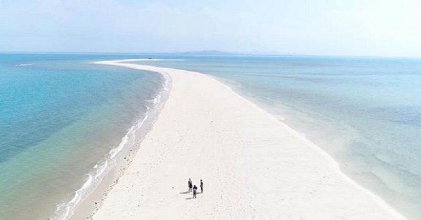 Menikmati Keindahan Pasir Putih di Bangka sambil Lihat Penyu Telur