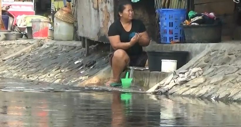 Sumur Mengering, Warga Bekasi Terpaksa Gunakan Air Limbah untuk MCK