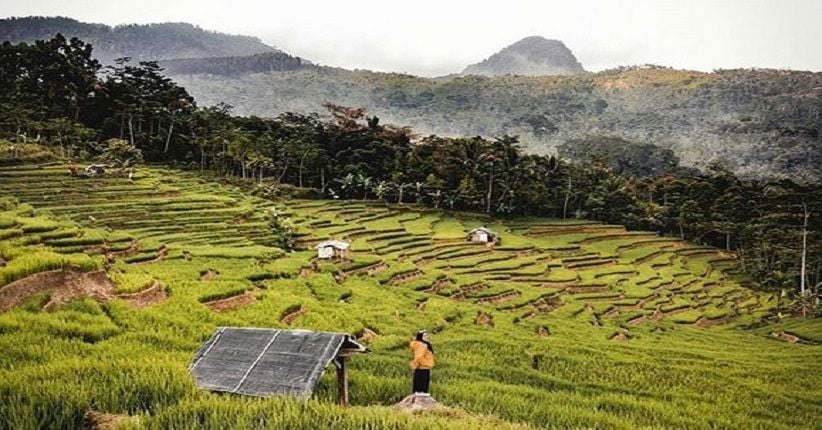 Selfie di Puncak Tertinggi Banyumas sambil Memandang Gunung Slamet