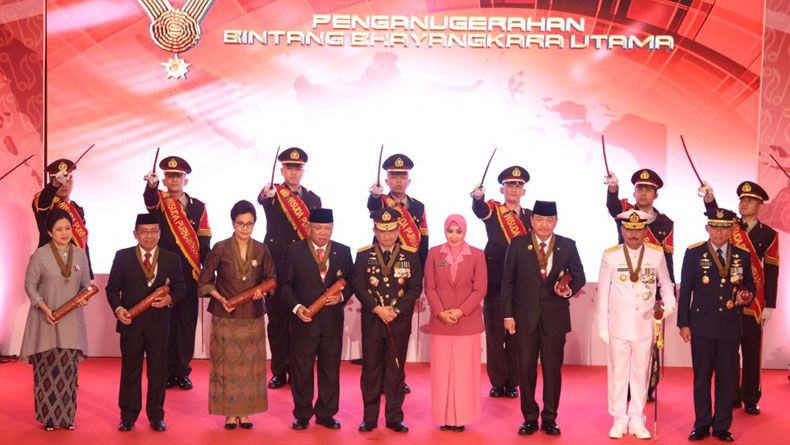 Tujuh Pejabat Negara Terima Bintang Bhayangkara Utama dari Kapolri