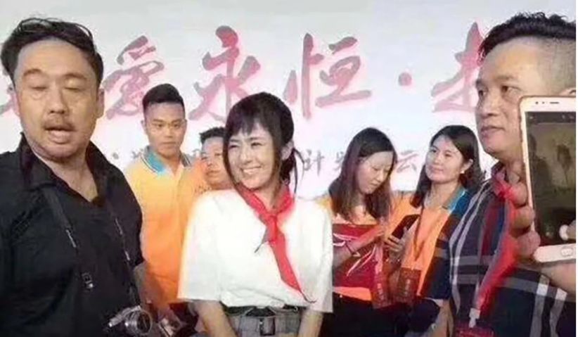 Mantan Bintang Porno Jepang Bikin Heboh Gara-Gara Syal Partai Komunis