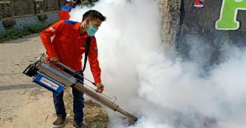 Cegah DBD, Rescue Perindo Fogging Rumah Warga Sukawangi Bekasi