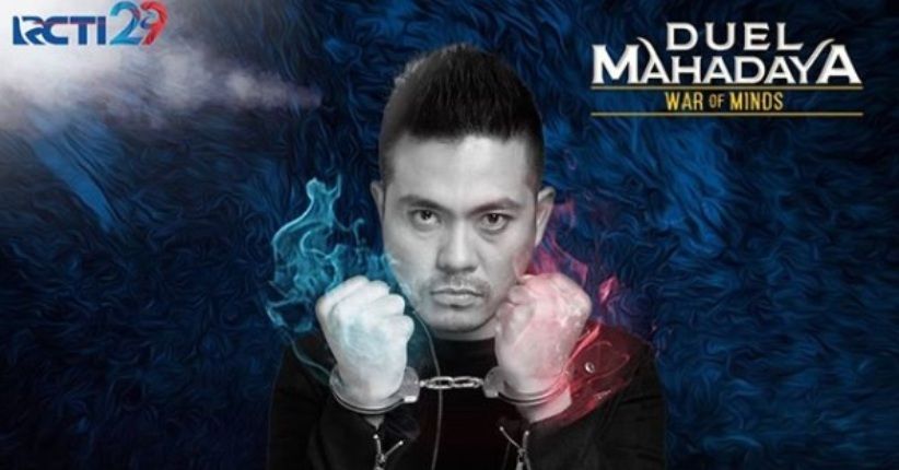 Lakukan Aksi Ekstrem, Tubuh Oge Arthemus Dililit Rantai & Tali Tambang