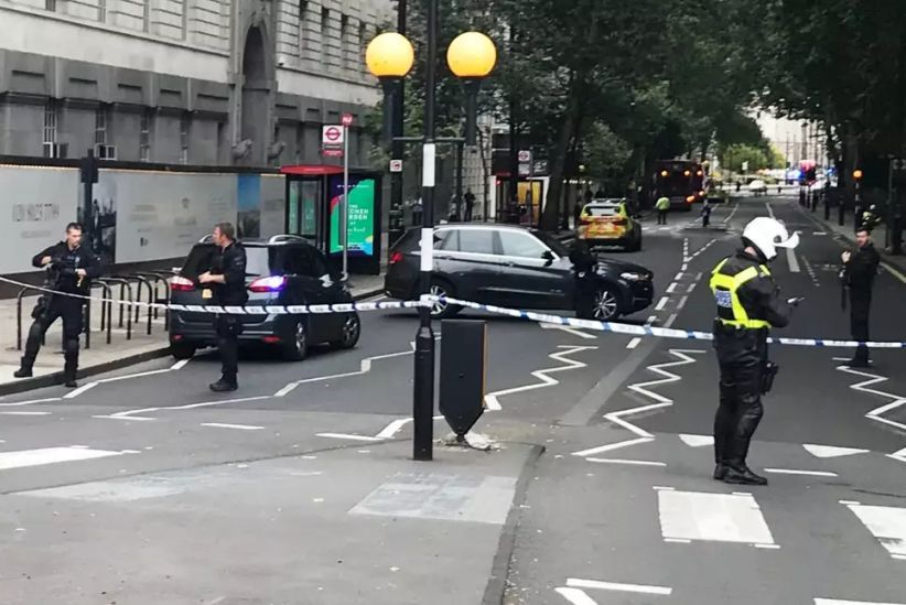 Mobil Seruduk Kerumunan Pejalan Kaki Dekat Gedung Parlemen Inggris