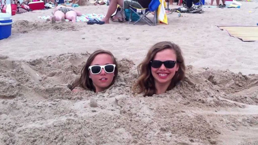 Turis Prancis Tewas Tenggelam di Lubang yang Dia Gali di Pantai