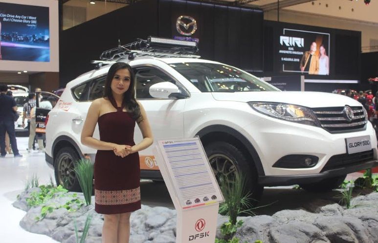 Lenggak-Lenggok Wanita Cantik di Balik Glamornya Pameran Otomotif