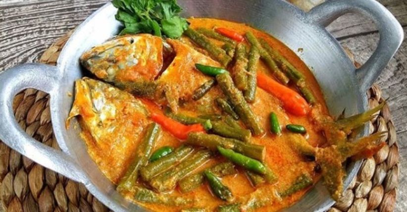 Sedapnya Gulai Ikan Kacang Panjang, Disajikan dengan Daun Ruku-Ruku