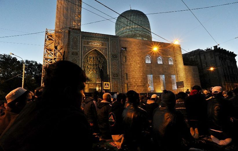 Kisah Soekarno dan Kembalinya Kumandang Azan di Masjid Biru Rusia