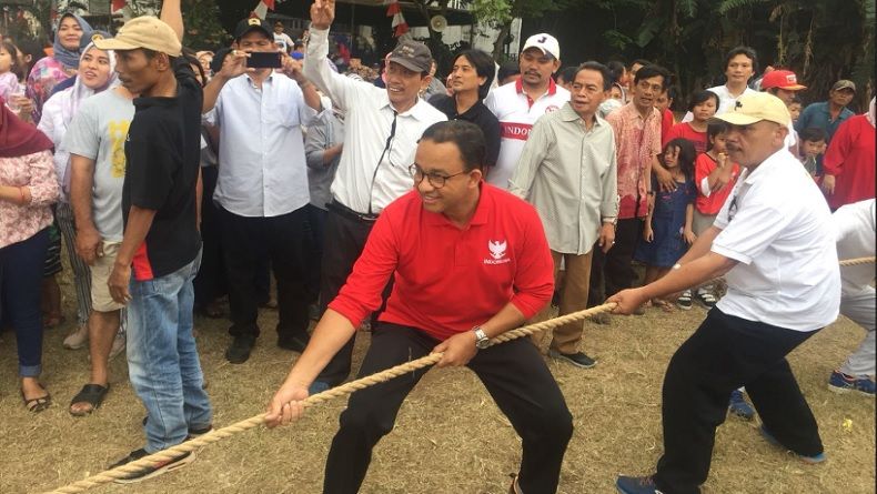 Anies Menang Lomba Tarik Tambang Lawan Warga Lebak Bulus