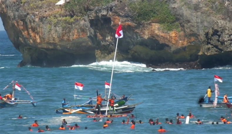 Tantang Gelombang, SAR dan Perindo Yogya Kibarkan Merah Putih di Laut
