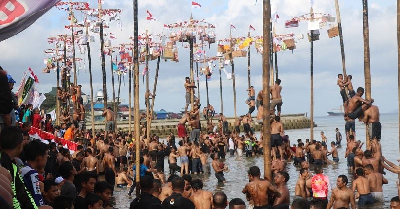 Meriahkan HUT RI, Ancol Gelar Lomba Panjat Pinang 188 Pohon