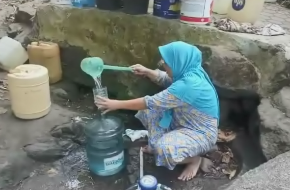 Pipa PDAM Bocor, Sejumlah Warga Makassar Krisis Air di Tengah Pandemi Corona