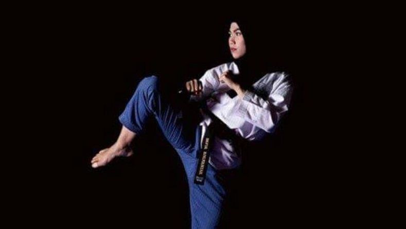 Taekwondoin Defia Rosmaniar Persembahkan Emas Pertama untuk Indonesia