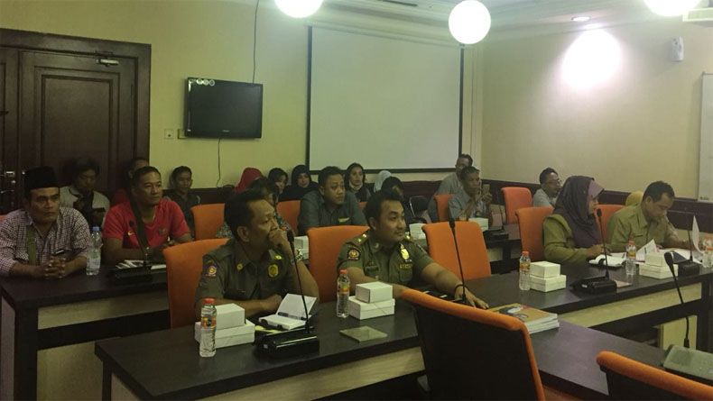 Tolak Penggusuran, Puluhan PKL Jalan Anggrek Datangi DPRD Surabaya
