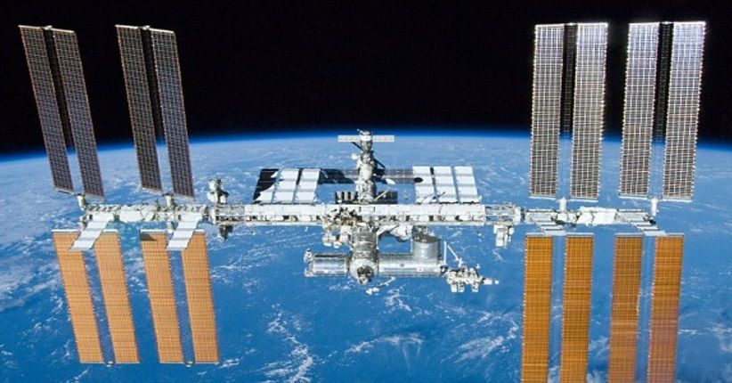 Mengintip Keindahan Bumi Diselimuti Awan dari Luar Angkasa 