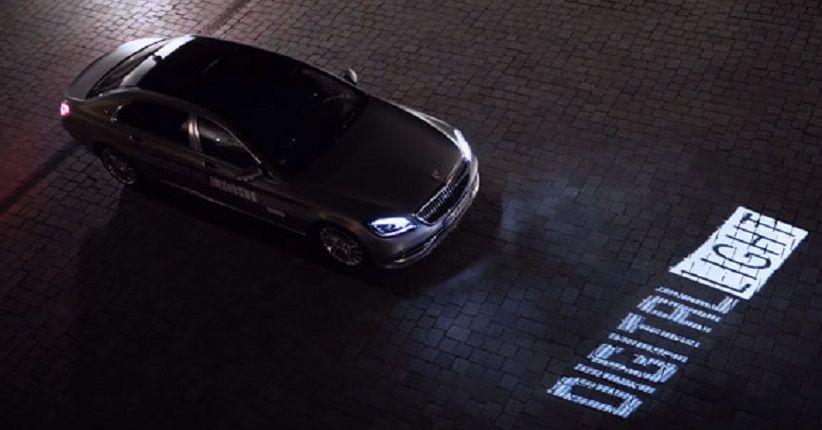 Unik, Lampu Depan Mobil Mercedes-Benz Ini Bisa Berfungsi Proyektor