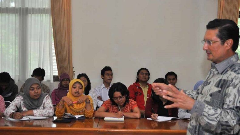 Umroh, Wakil Ketua MPR Fadel Muhammad Absen dari Panggilan KPK 