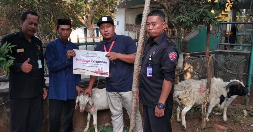 Megapolitan Developments Bagikan Hewan Kurban kepada Warga Sekitar