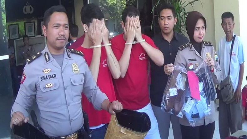 Terekam CCTV, 2 WNA asal Aljazair Mencuri di Tunjungan Plaza Surabaya