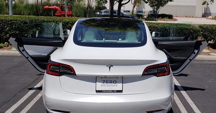 Pintu Salah Warna, Tesla Dikomplain Konsumen