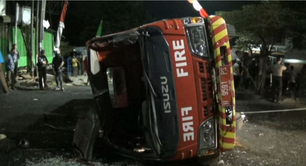 Diduga Rem Blong, Mobil Pemadam Kebakaran Semarang Terguling, 1 Tewas