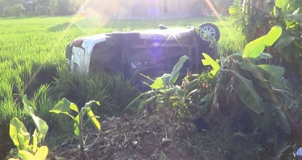 Mobil Peziarah dari Bekasi Terjun Bebas ke Jurang di Kendal, 1 Tewas