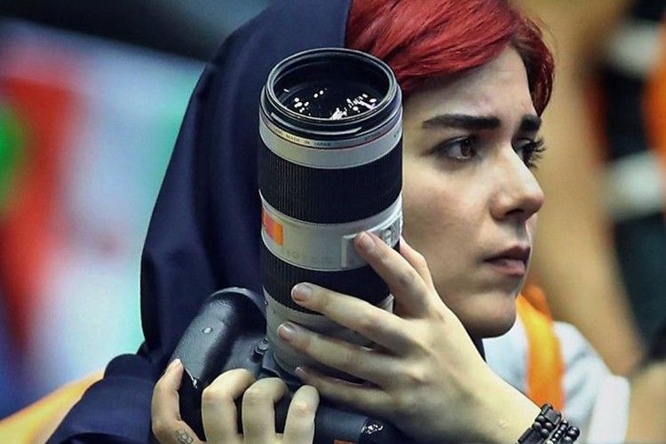 Dilarang Masuk Stadion, Fotografer Wanita Iran Nekat Meliput dari Atap
