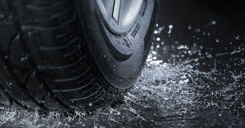 3 Hal Penting yang Harus Anda Perhatikan saat Melintasi Jalan Basah