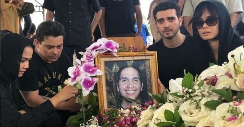 Hadiri Pemakaman Adik Tercinta, Fachri Albar Menangis