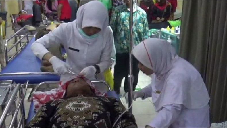 Truk Bak Terbuka Terguling di Jalur Sragen, Puluhan Penumpang Terluka