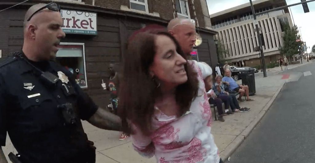 Lecehkan Jurnalis Wanita dan Memborgolnya, Polisi AS Dipecat