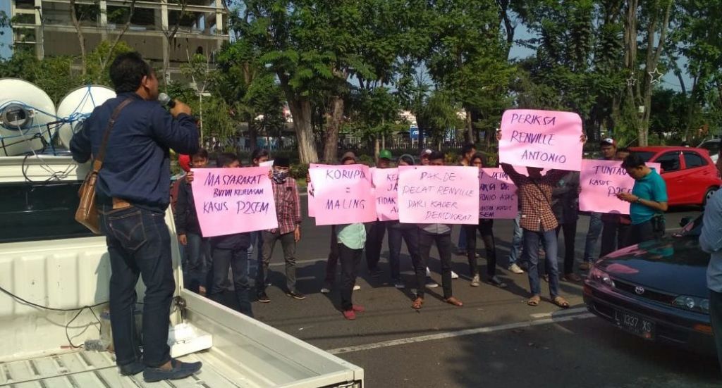 Puluhan Massa Demo Kejati, Tagih Tindak Lanjut Kasus Korupsi P2SEM