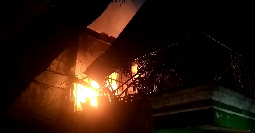Gara-Gara HP Meledak saat Dicas, Satu Rumah Hangus Dilalap Api