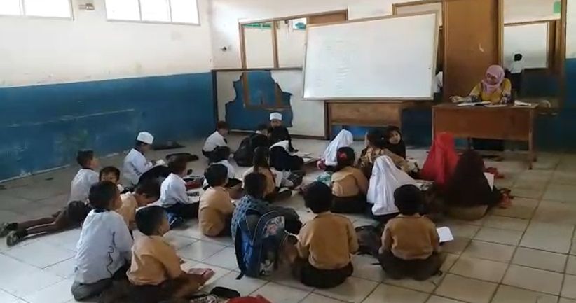 Miris, Masih Ada Sekolah di Kabupaten Bogor Siswanya Belajar di Lantai
